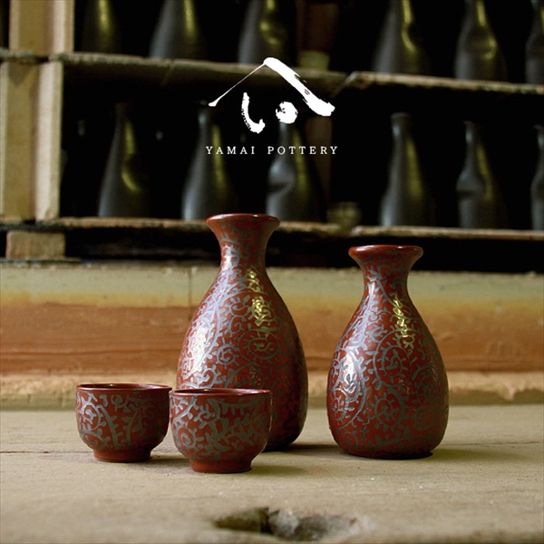 美濃焼 toki minoyaki japan 酒器 セット 酒器セット お猪口 徳利 おちょこ ペア とっくり 赤たこ唐草 陶器 手作り 2号 食器 結婚祝い 還暦祝い 祝い 還暦 プレゼント ギフト ギフトセット 食器セット お土産 誕生日 贈り物 お祝い 母の日 父の日 記念日 和食器 洋食器 カフェ シンプル キッチン キッチン用品 お揃い 国産 日本製 岐阜産 熱燗 冷酒 日本酒 酒 焼酎 食洗機対応 盃 平盃 大ぐい?み 電子レンジ対応