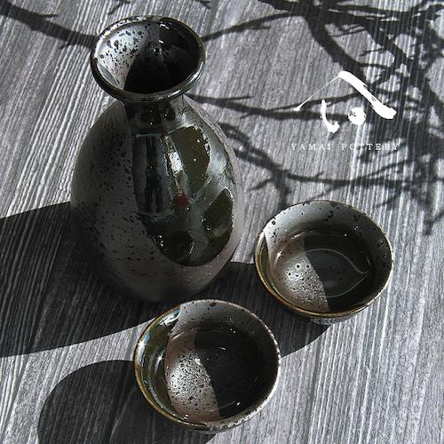 美濃焼 toki minoyaki japan 冷酒器 セット 酒器セット お猪口 冷酒 徳利 おちょこ ペア とっくり 平盃 酒器 陶器 手作り 2号 食器 結婚祝い 還暦祝い 祝い 還暦 プレゼント ギフト ギフトセット 食器セット お土産 誕生日 贈り物 お祝い 母の日 父の日 記念日 和食器 洋食器 カフェ シンプル キッチン キッチン用品 お揃い 国産 日本製 岐阜産 熱燗 冷酒 日本酒 酒 焼酎 食洗機対応 盃 平盃 電子レンジ対応 送料無料