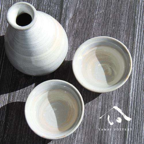 美濃焼 toki minoyaki japan 冷酒器 セット 酒器セット お猪口 冷酒 徳利 おちょこ ペア とっくり 酒器 陶器 手作り 1号 平盃 盃 食器 結婚祝い 還暦祝い 祝い 還暦 プレゼント ギフト ギフトセット 食器セット お土産 誕生日 贈り物 お祝い 母の日 父の日 記念日 和食器 洋食器 カフェ シンプル キッチン キッチン用品 お揃い 国産 日本製 岐阜産 熱燗 冷酒 日本酒 酒 焼酎 食洗機対応 電子レンジ対応 送料無料