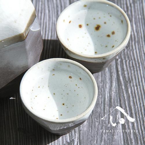 美濃焼 toki minoyaki japan 冷酒器 セット 酒器セット お猪口 冷酒 徳利 おちょこ ペア とっくり 酒器 陶器 手作り 2号 ぐい呑み 食器 結婚祝い 還暦祝い 祝い 還暦 プレゼント ギフト ギフトセット 食器セット お土産 誕生日 贈り物 お祝い 母の日 父の日 記念日 和食器 洋食器 カフェ シンプル キッチン キッチン用品 お揃い 国産 日本製 岐阜産 熱燗 冷酒 日本酒 酒 焼酎 食洗機対応 電子レンジ対応 送料無料