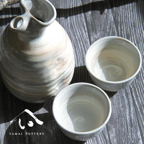 美濃焼 toki minoyaki japan 冷酒器 セット 酒器セット お猪口 冷酒 徳利 おちょこ ペア とっくり 酒器 陶器 手作り 2号 ぐい呑み 食器 結婚祝い 還暦祝い 祝い 還暦 プレゼント ギフト ギフトセット 食器セット お土産 誕生日 贈り物 お祝い 母の日 父の日 記念日 和食器 洋食器 カフェ シンプル キッチン キッチン用品 お揃い 国産 日本製 岐阜産 熱燗 冷酒 日本酒 酒 焼酎 食洗機対応 電子レンジ対応 送料無料