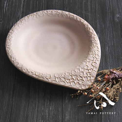 美濃焼 toki minoyaki japan お皿 皿 平皿 器 大皿 大きい 大きめ 2点セット 2枚セット セット ペア おしゃれ 桜 柄 sara 陶器 手作り 食器 結婚祝い 還暦祝い 祝い 還暦 プレゼント ギフト ギフトセット 食器セット お土産 誕生日 贈り物 お祝い 母の日 父の日 記念日 和食器 洋食器 カフェ シンプル キッチン キッチン用品 お揃い 国産 日本製 岐阜産 食洗機対応 電子レンジ対応 選べる 2種類 ピンク ベージュ 送料無料