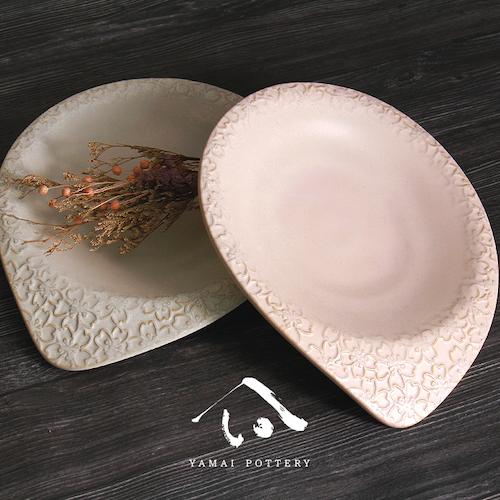 美濃焼 toki minoyaki japan お皿 皿 平皿 器 大皿 大きい 大きめ 2点セット 2枚セット セット ペア おしゃれ 桜 柄 sara 陶器 手作り 食器 結婚祝い 還暦祝い 祝い 還暦 プレゼント ギフト ギフトセット 食器セット お土産 誕生日 贈り物 お祝い 母の日 父の日 記念日 和食器 洋食器 カフェ シンプル キッチン キッチン用品 お揃い 国産 日本製 岐阜産 食洗機対応 電子レンジ対応 選べる 2種類 ピンク ベージュ 送料無料