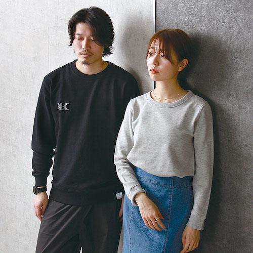 送料無料 noisycode ワンポイント スウェット トレーナー オリジナル レディース メンズ ブランド デザインパーカー ペア 綿100% 長袖 おしゃれ プリント ロゴ 文字 英字 ベーシック シンプル トップス ペアルック ユニセックス 大きいサイズ S M L XL 2XL 小さいサイズ 服 おもしろ お洒落 楽ちん ゆったり Ladies mens tops ブラック 黒 ホワイト 白 グレー ネイビー 20代 30代 40代 大人 コーデ