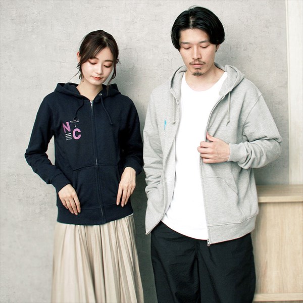 送料無料 noisycode ジップアップパーカー ジップ パーカー レディース 綿100% メンズ 長袖 ブラウンロゴ n.c. カレッジロゴ オリジナル ジップパーカー フーディー フード スウェット トレーナー ジップアップ パーカ フード付きトレーナー デザイン ロゴ プリント 英字 カレッジ おしゃれ ペア 家族 お揃い トップス ペアルック ユニセックス 大きいサイズ sサイズ 小さいサイズ 服 お出かけ 楽ちん man mens レデイース Ladies womans tops 黒 ブラック 白 ホワイト 20代 30代 40代 大人 コーデ