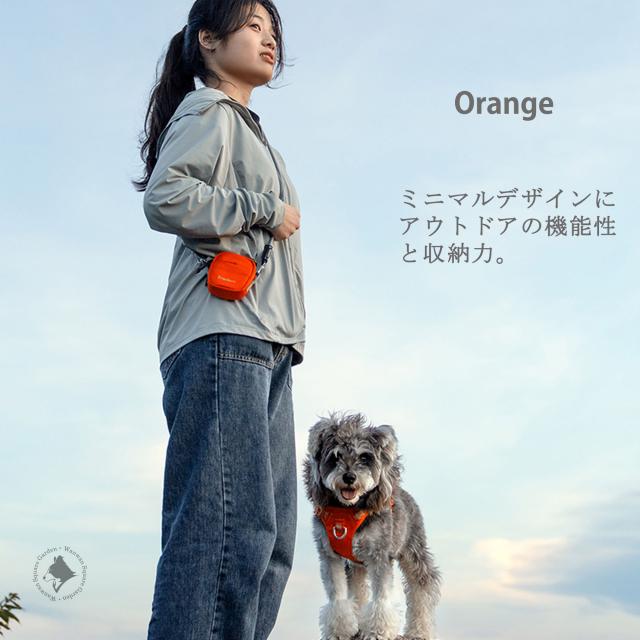 Truelove ショルダーポーチ オレンジ 肩掛け 着用イメージ 犬のお散歩シーン TLB2183