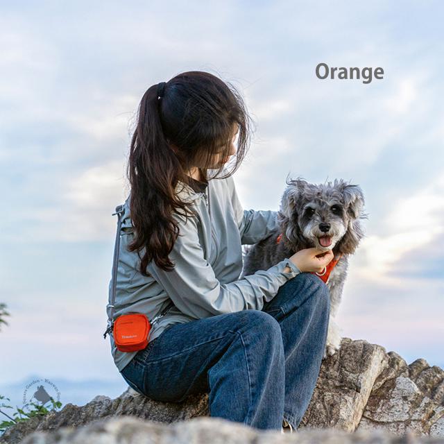 Truelove ショルダーポーチ オレンジ 肩掛け しゃがみ姿勢 着用イメージ 犬と一緒 TLB2183