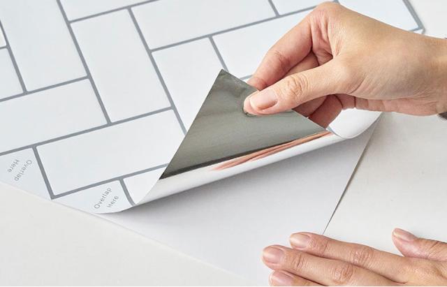 ぺたっと貼るだけ、簡単シール式