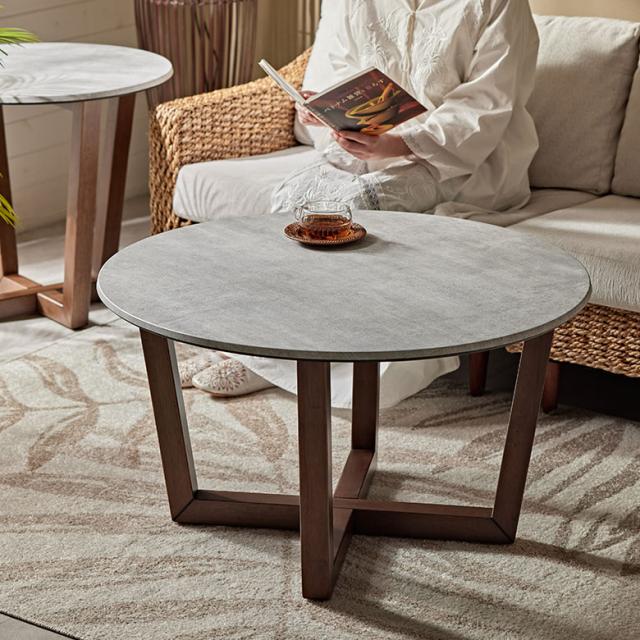 すっきりとしたデザインのテーブル