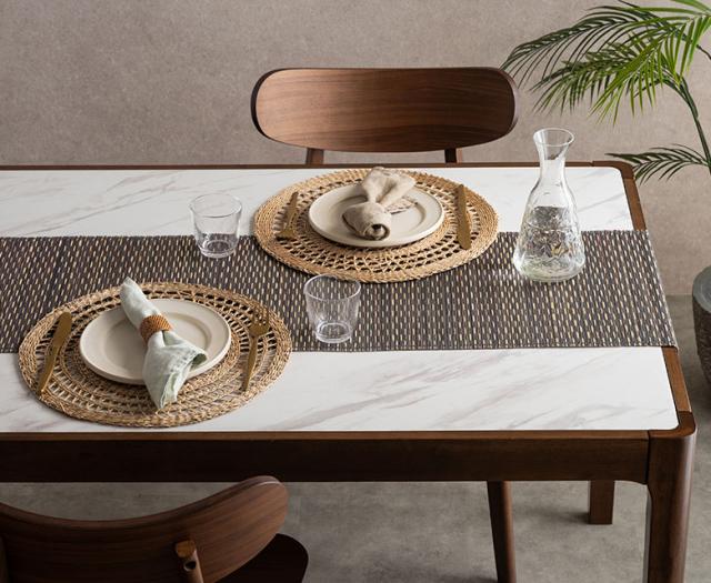 無地のデザインのテーブルライナー