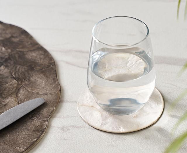 シンプルなデザインのディスプレイトレイ