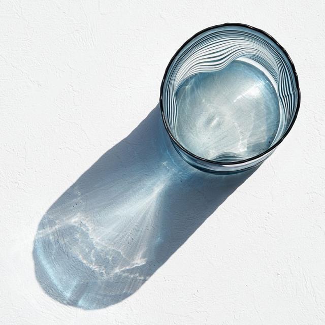 影まで美しい花瓶