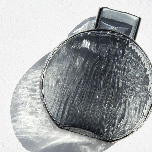 影まで美しい花瓶