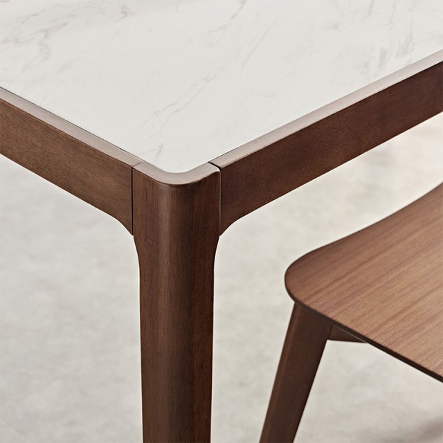 シックなウッド素材