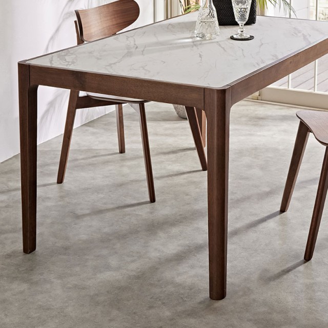 すっきりとしたデザインのテーブル