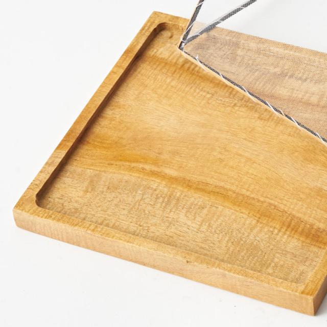 職人により丁寧に作られたトレー