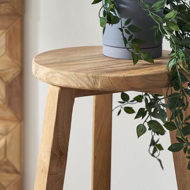 ラスティックな無垢の木材