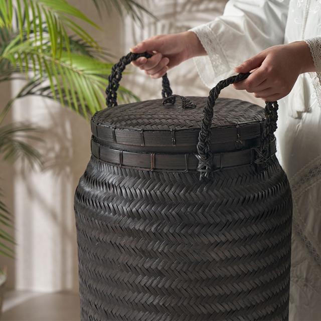 アジアインテリアを演出する収納バスケット