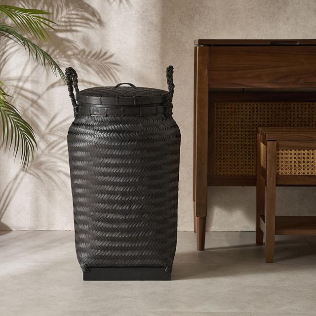 天然素材を編み上げたカゴ