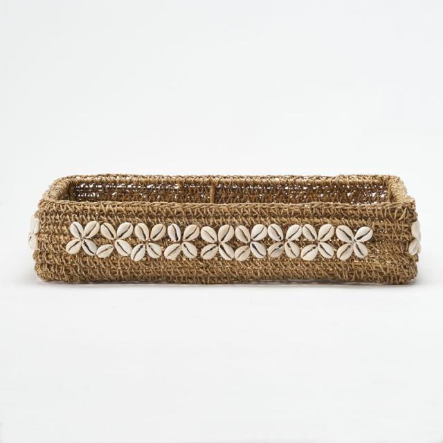 トレーの周囲を、お花のようにシェルをあしらったデザインです