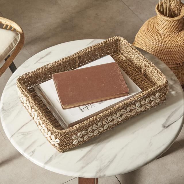 リゾートライクなリラックス空間を演出する、バスケットトレー