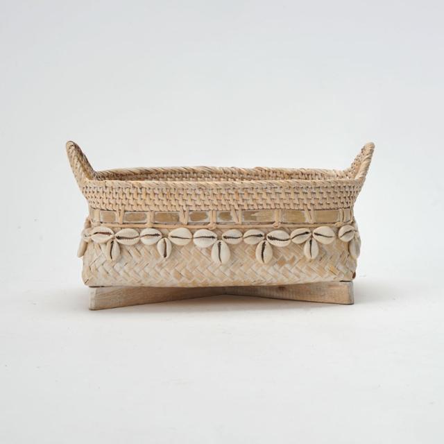 バスケットの周囲に、シェルをあしらったデザインです