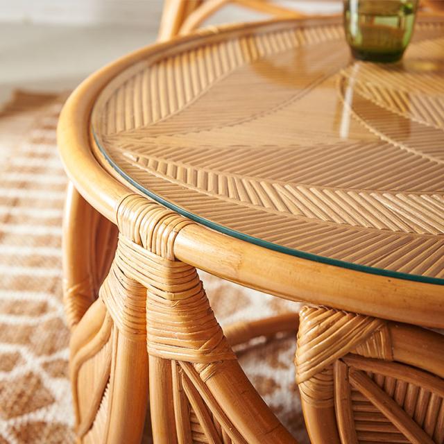 アジアリゾート感たっぷりの円形の机