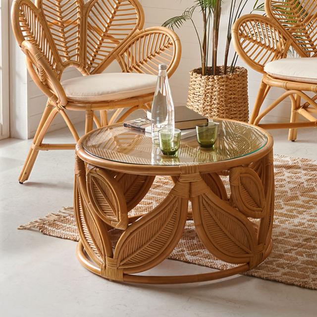 透け感あるガラス天板のラウンド型リビングテーブル