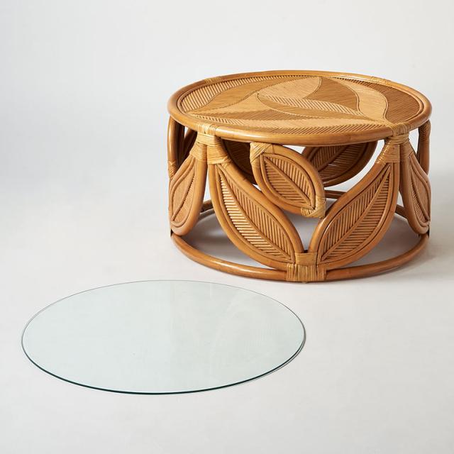 籐(とう)の円形ガラステーブル