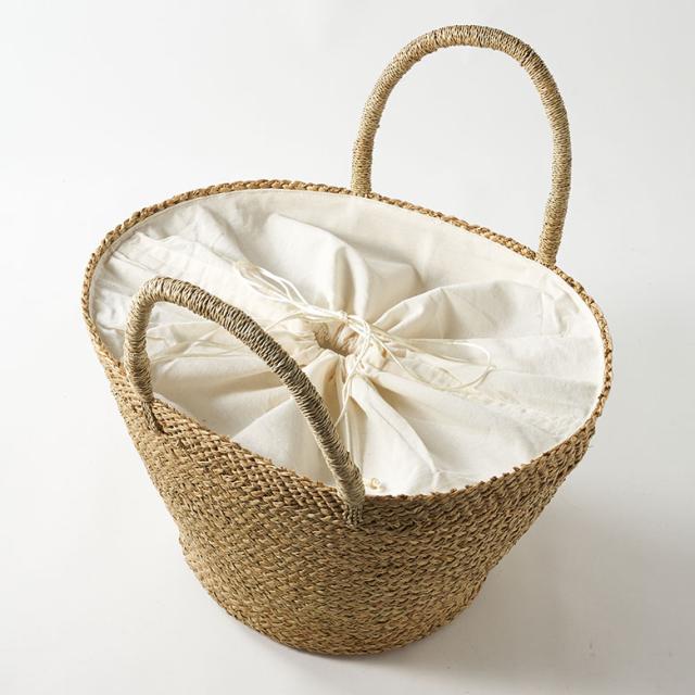 白色の巾着付きのかごバッグ