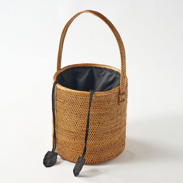 黒色の巾着付きのアタバッグ