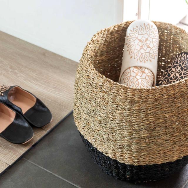 玄関先のスリッパの収納に