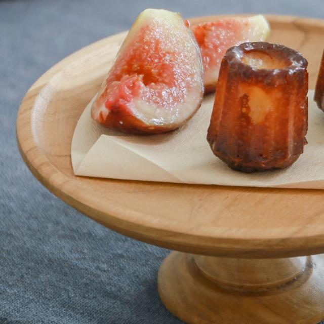 無垢のチークを贅沢に切り出してつくったケーキスタンド。