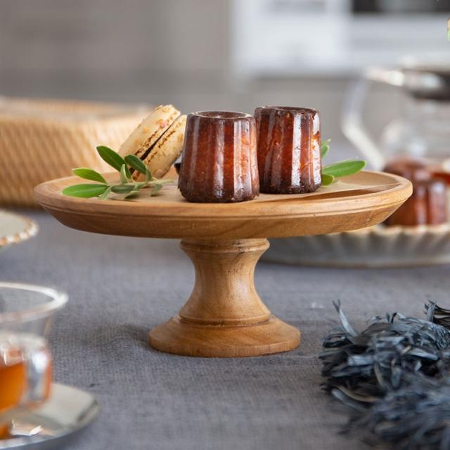 高さがあるので卓上に立体感が生まれ、お菓子やケーキを並べるだけで華やかに。