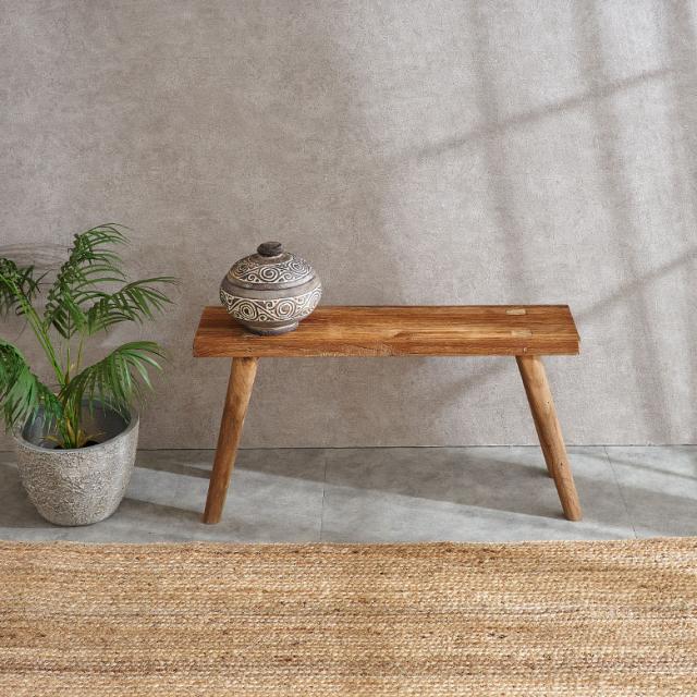 古材の風合いを活かしたシンプルなフォルム