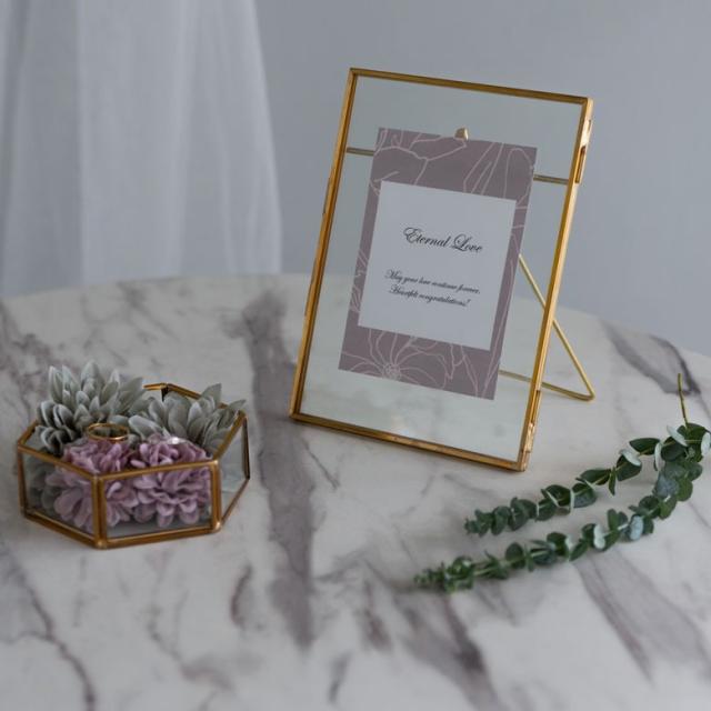 シンプルで無駄のない細身のフレームデザイン