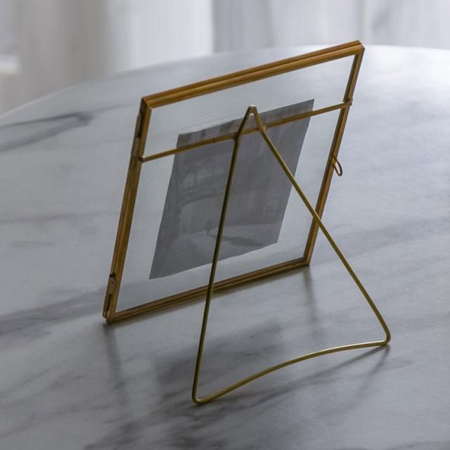 背面もガラスなので、透け感があり軽やかな印象