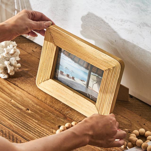 天然素材ラタンでできたフォトフレーム