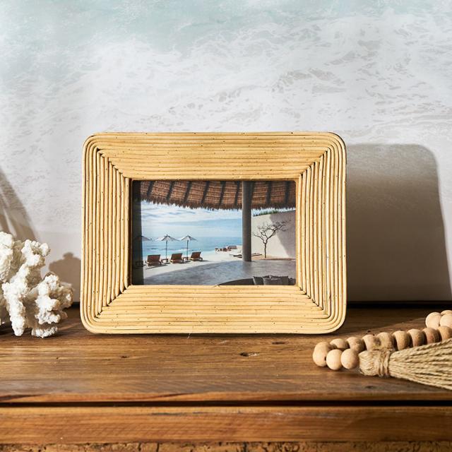 一般的なサイズのポストカードが入るサイズ