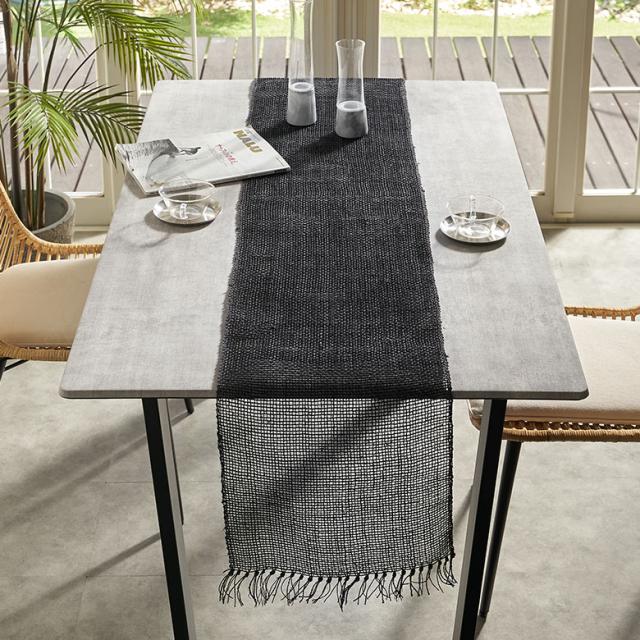 余裕のあるサイズ感で大き目のダイニングテーブルにもはまる