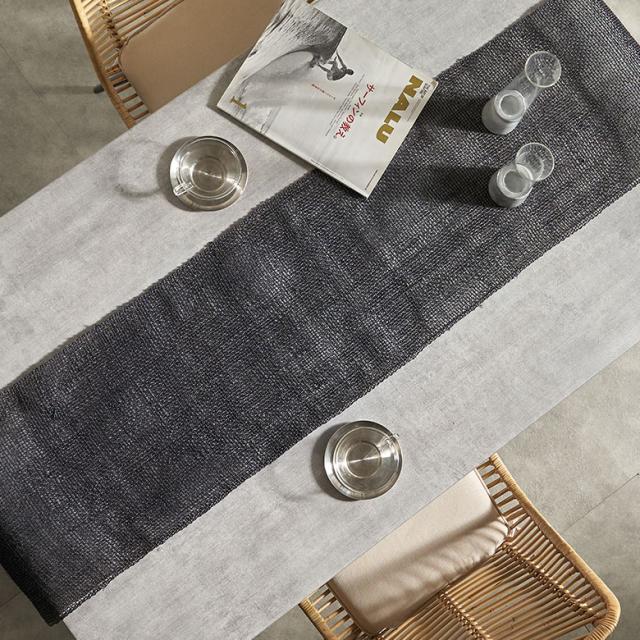 料理と器がひきたつシンプルなデザインのテーブルセンター