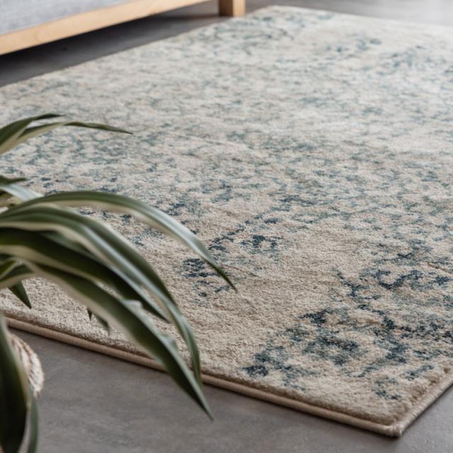 お部屋のトレンド感をアップしてくれる、今大人気のオリエンタル風ラグ