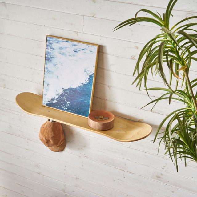 壁に取り付けるだけで遊びゴコロたっぷりな収納棚