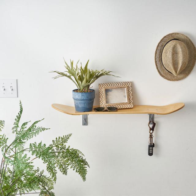 本物のスケートボードデッキから作られた人気のウォールシェルフ