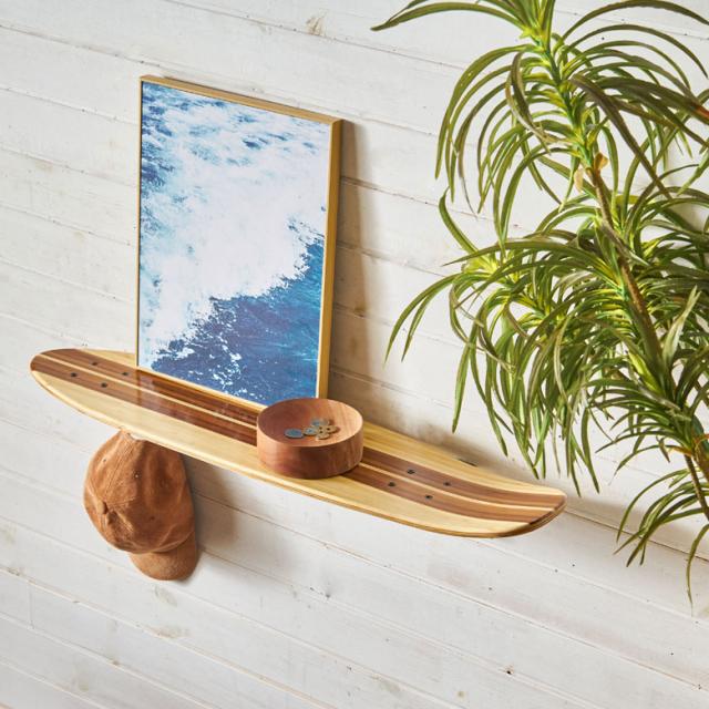 壁に取り付けるだけで遊びゴコロたっぷりな収納棚