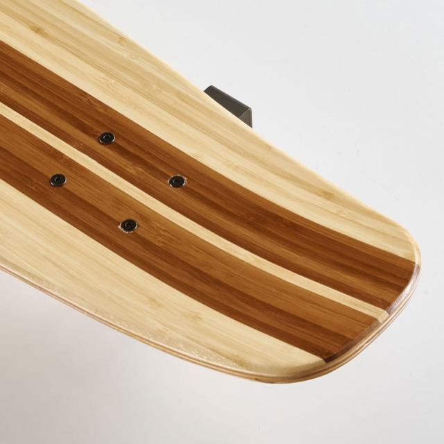 ツヤ感のあるコーティングを施し、滑らかな肌触りの表面。