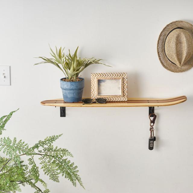 本物のスケートボードデッキから作られた人気のウォールシェルフ