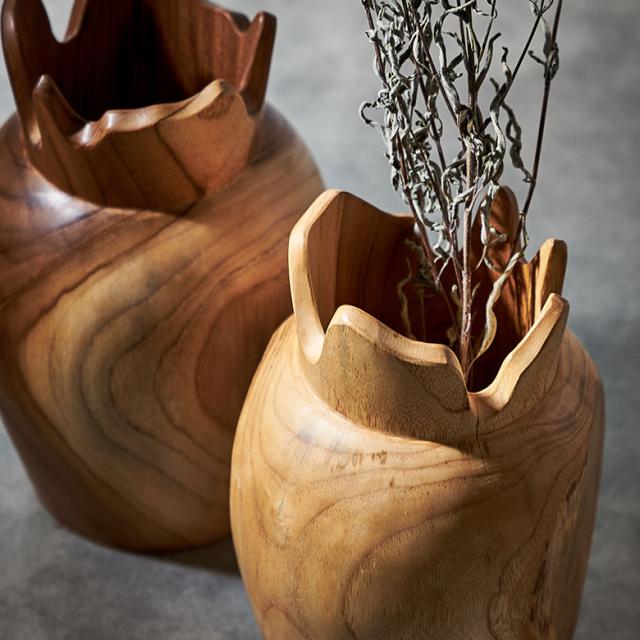 チークの無垢材を使用した、高級感と重厚感のあるフラワーベース
