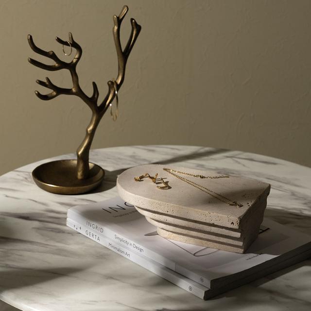 店舗のディスプレイ用や撮影用の小物としても