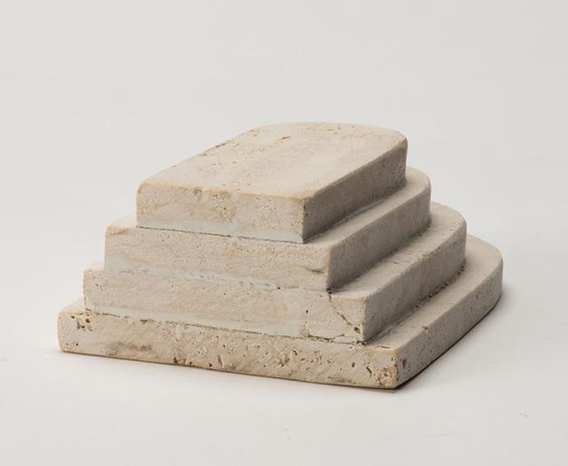 プレート状の石を貼り合わせて作られています